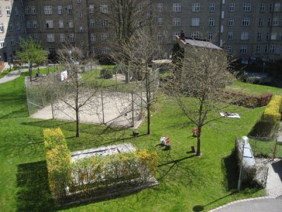 Boldbane, sandkasse og gynger findes i gårdhaven
