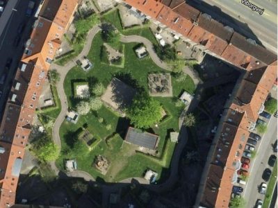 Gårdhaven oversigtsbillede - Byfornyet i 1994